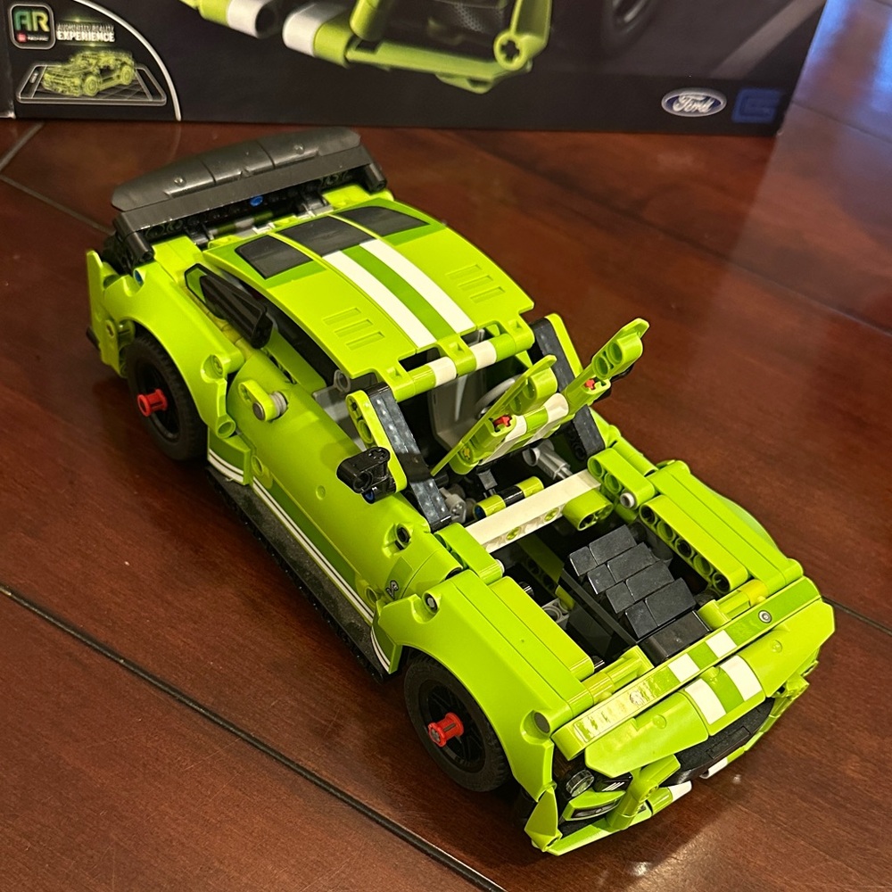 LEGO Technic Ford Mustang Shelby GT500 Set # 42138 - Picture 8 of 14